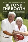 „BEYOND THE BOOTH. Merrill's Fifty Years with the Eagles.” Ein älteres Paar in weißen Polohemden mit Football.