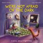 „WE'RE NOT AFRAID OF THE DARK“ in gelber Schrift. Ein Kind im Bett, umgeben von Tieren, nachtfarbenes Zimmer.