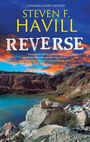 "Reverse" von Steven F. Havill, ein Posadas County Mystery, mit Zitat von Anne Hillerman. Szene mit See und Felsen unter farbigem Himmel.