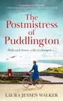 „The Postmistress of Puddlington“ steht in roter Schrift. Eine Frau in Blau fährt Fahrrad entlang der Küste.