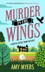 "MURDER IN THE WINGS" steht in großen roten Buchstaben. Eine Landschaft mit einem Herrenhaus, Bäumen und einem Schädel im Gras.