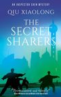 "AN INSPECTOR CHEN MYSTERY, QIU XIAOLONG, THE SECRET SHARERS"; Schatten von Menschen und Skyline in Blau- und Grüntönen.