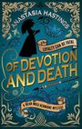 „Of Devotion and Death“ in goldenen Buchstaben. „Loyalty Can Be Fatal“ und „A Dear Miss Hermione Mystery“. Silhouette einer Frau mit Hut.
