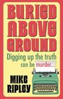 „BURIED ABOVE GROUND“ oben, „Digging up the truth can be murder…“ darunter, „MIKE RIPLEY“ unten. Illustration mit Schreibmaschine.