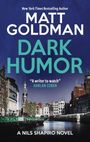 „Matt Goldman, Dark Humor“, Zitat: „A writer to watch“ – Harlan Coben, Kanal-Szene mit Booten und Gebäuden.