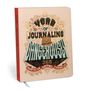 „YEAR OF JOURNALING DANGEROUSLY“ und „365 PROMPTS FOR WRITING A DARING LIFE“, verschnörkelt mit einem Löwenmotiv.