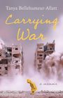 "Tanya Bellehumeur-Allatt: Carrying War, a memoir." Ein Kind in gelbem Regenmantel vor zerstörten Gebäuden.