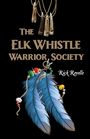 "The Elk Whistle Warrior Society" und "Rick Revelle". Oben Elchzähne an Ketten, unten drei blaue Federn mit bunten Perlen.
