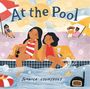 "At the Pool" oben in großen Buchstaben. Zwei Mädchen am Beckenrand, Menschen entspannen, Sonne scheint, sommerliche Szene.