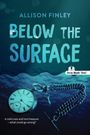 Text: Allison Finley, Below the Surface, Orca Noah Text. Eine Taschenuhr mit Kette liegt unter Wasser.
