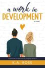 „a work in DEVELOPMENT“ steht prominent, darunter „a novel“. Zwei Personen von hinten, ein Herz dazwischen.