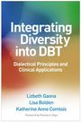 "Integrating Diversity into DBT: Dialectical Principles and Clinical Applications. Von Lizbeth Gaona, Lisa Bolden, Katherine Anne Comtois." Farbverlauf in Blau, Grün, Rot.
