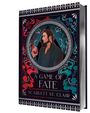 Text: "A Game of Fate" und "Scarlett St. Clair". Illustration eines Mannes mit Zigarette, umgeben von roten und blauen Ornamenten.