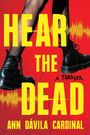„HEAR THE DEAD“, „A Thriller“, „Ann Dávila Cardinal“. Schwarze Stiefel auf rotem Hintergrund.