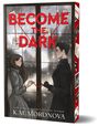 "BECOME THE DARK" in großen roten Buchstaben. Darunter stehen die Namen der Autorin K.M. Moronova. Illustration von zwei Personen, verbunden durch einen roten Faden, vor einer Wand voller Notizen.