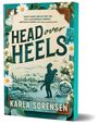 „HEAD over HEELS“ von Karla Sorensen. Blumen rahmen eine Berglandschaft mit einem Paar ein.