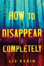 Text: “HOW TO DISAPPEAR COMPLETELY” von Liz Kerin. Ein Wald mit hohen Bäumen in nebligem Blau und Rot im Hintergrund.