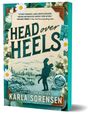 "HEAD over HEELS" ist der Titel. Naturkulisse mit einem Paar. Blumen und ein Schachfigur-Element sind zu sehen.