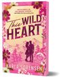 "This Wild Heart" von Karla Sorensen; Zitat von Amy Daws. Cover in Rosa, mit Paar und Berge. Blumen und Würfel als Dekoration.