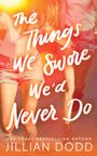 Text: "The Things We Swore We'd Never Do" und "Jillian Dodd". Zwei Frauen in Sommerkleidung halten sich an den Händen.