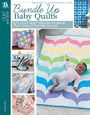 "Bundle Up Baby Quilts: 10 Cozy Quilt Designs." Verschiedene bunte Babydecken mit einem Baby.