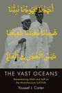 Arabische Schrift in Gelb über zwei Männern in traditionellen weißen Gewändern. Text: „THE VAST OCEANS“ von Youssef J. Carter.