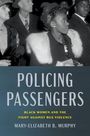 „POLICING PASSENGERS: Black Women and the Fight Against Bus Violence“ von Mary-Elizabeth B. Murphy. Schwarz-Weiß-Foto mit Menschen.