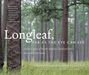 Texte:
"Longleaf, Far as the Eye Can See",
"A New Vision of North America's Richest Forest",
"Second Edition".

Szene zeigt hohe Pinienbäume in einem Wald.