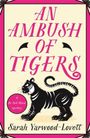 „AN AMBUSH OF TIGERS“ von Sarah Yarwood-Lovett. Illustration eines stilisierten Tigers, roter und schwarzer Text auf cremefarbenem Hintergrund.
