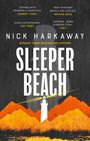Texte: "'Teeming with memorable characters' SUNDAY TIMES", "Nick Harkaway", "SLEEPER BEACH". Illustration: Leuchtturm vor Bergen.