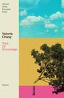 Text: "Winner of the Forward Prize", "Victoria Chang", "Tree Of Knowledge", "Poems". Illustration: Baum vor bunten Hintergründen.
