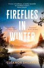 „A story of resilience...“ steht oben. „FIREFLIES IN WINTER“ in großen weißen Buchstaben. Unten ein See mit Kanu.