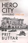 Text: "HERO CITY", "LENINGRAD 1943–44", "PRIT BUTTAR". Schwarz-weiß Foto von Soldaten vor einer zerstörten historischen Villa.