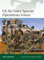 "US Air Force Special Operations Forces" oben. Unten drei Soldaten in Tarnuniform vor einem Militärfahrzeug.
