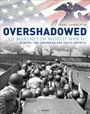 "OVERSHADOWED" und "US MARINES IN WORLD WAR II" über Soldaten in einem Boot, US-Flagge und Adler-Emblem oben.