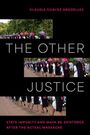 THE OTHER JUSTICE. Menschen in traditioneller Kleidung laufen einen Weg entlang, umgeben von Bäumen.