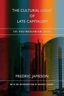 "The Cultural Logic of Late Capitalism" und "Fredric Jameson" auf buntem Hintergrund mit modernen Gebäuden.