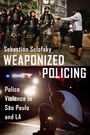 Sebastián Sclofsky: Weaponized Policing. Police violence in São Paulo and LA. Oben Polizisten, unten knieender Mann.