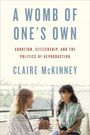 „A WOMB OF ONE’S OWN“, Claire McKinney, thematisiert Abtreibung, Staatsbürgerschaft und Reproduktionspolitik. Im Hintergrund zwei Frauen.