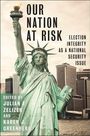Covertext: "Our Nation at Risk: Election Integrity as a National Security Issue." Freiheitsstatue vor Stadtgebäuden.
