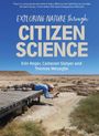 „Exploring Nature through Citizen Science“ von Erin Roger, Cameron Slatyer und Thomas Mesaglio. Mann auf Steg in Wüste.