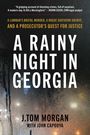 Eine regennasse Fensterscheibe mit Texten: „A RAINY NIGHT IN GEORGIA“ und Autoren „J. TOM MORGAN WITH JOHN CAPOUYA“.