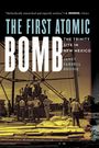 Oben steht: „Methodically researched and expertly written. – J. Bourboun, Choice“. „The First Atomic Bomb“ in großen Buchstaben. Darunter: „The Trinity Site in New Mexico“ von Janet Farrell Brodie. Darunter ist ein historisches Foto von Menschen um eine große Bombe.