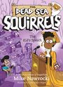 "THE DEAD SEA SQUIRRELS" - "The Kid's Speech". Kind in gelbem Umhang spricht am Pult, Eichhörnchen auf der Schulter.