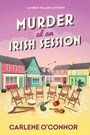 "MURDER at an IRISH SESSION" oben, "CARLENE O'CONNOR" unten. Illustration: Bunte Häuser, Stühle im Kreis, Instrumente.