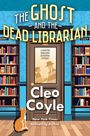 „THE GHOST AND THE DEAD LIBRARIAN“ und „Cleo Coyle, New York Times Bestselling Author“. Eine Illustration einer Bibliothek mit Büchern und einer Katze.