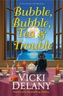 Große gelbe Schrift: "Bubble, Bubble, Tea & Trouble". Ein schwarzer Kater sitzt neben Kerzen auf einem gedeckten Tisch.