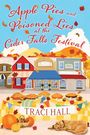 Text: "Apple Pies and Poisoned Lies at the Cider Falls Festival" und "Traci Hall". Herbstliche Illustration mit Häusern, Tischen voller Kuchen, Äpfeln und einem Hund.