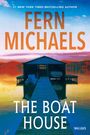 Text: Fern Michaels, The Boat House. Illustration: Steg zu einem Bootshaus bei Sonnenuntergang auf einem See.