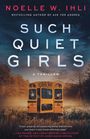Der Text: "NOELLE W. IHLI, SUCH QUIET GIRLS, A THRILLER." Ein gelber Schulbus steht auf einer Wiese im Morgengrauen.
